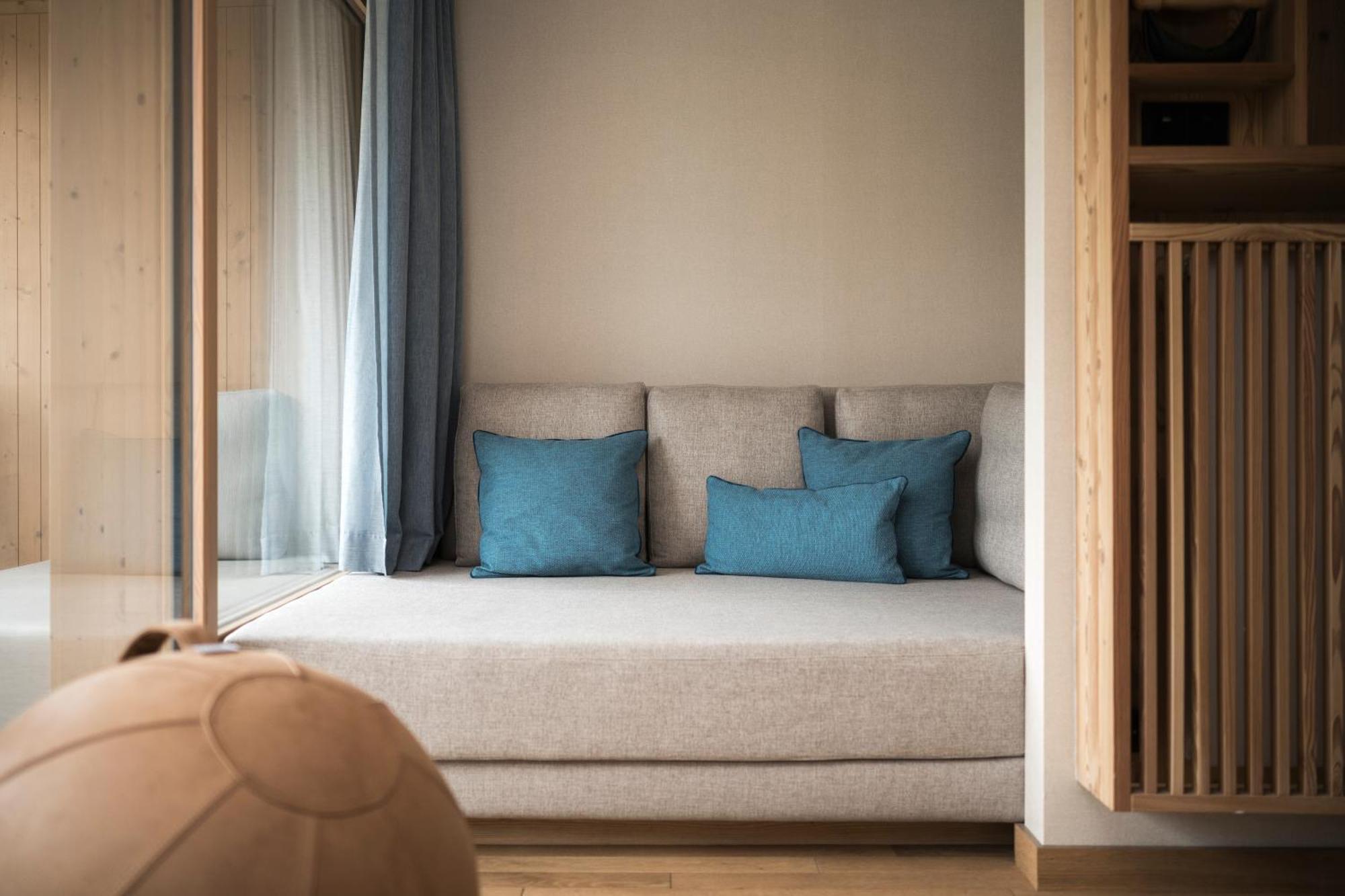 Falkensteiner Hotel Kronplatz - The Leading Hotels Of The World (Adults Only) Рісконе Номер фото A sofa bed