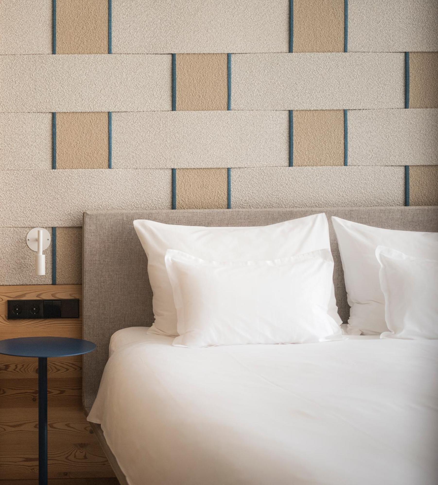 Falkensteiner Hotel Kronplatz - The Leading Hotels Of The World (Adults Only) Рісконе Номер фото A bed with two pillows